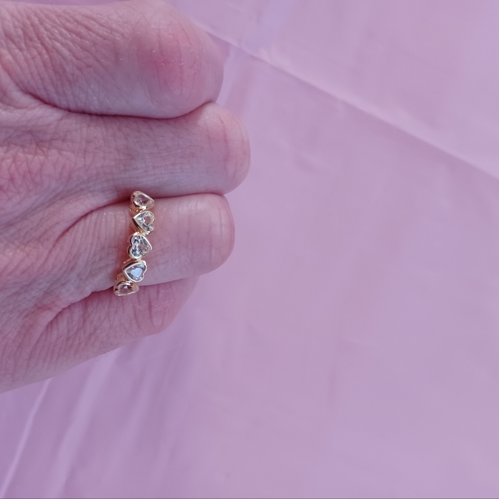 NWOT CZ GOLD PLATED MULTI HEART RING. SIZE 7.